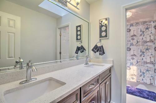 Bright Family-friendly Escape, Walk To River!