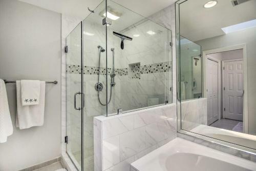 Bright Family-friendly Escape, Walk To River!