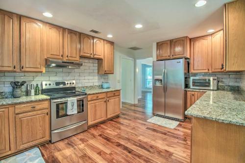 Bright Family-friendly Escape, Walk To River!