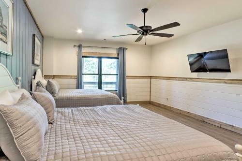 Deckadent Getaway With Hot Tub And Fire Pit!