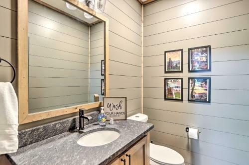 Deckadent Getaway With Hot Tub And Fire Pit!