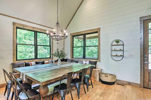 Deckadent Getaway With Hot Tub And Fire Pit!