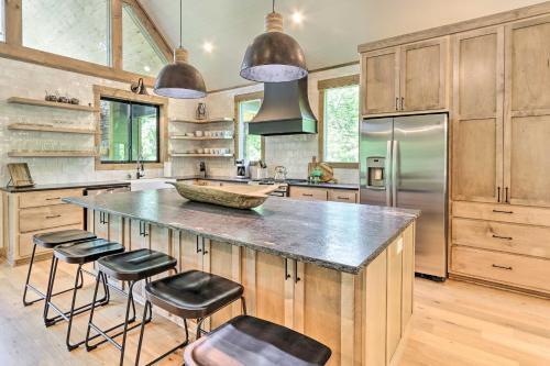 Deckadent Getaway With Hot Tub And Fire Pit!