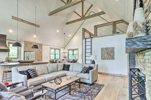 Deckadent Getaway With Hot Tub And Fire Pit!