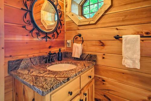 Unique Mineral Bluff Home With Mountain Views!