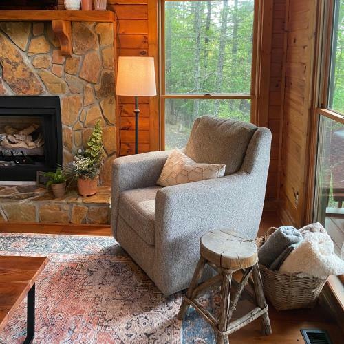 3br W/ Mountain Views And River Access. Kayaks, Hot Tub, And More!