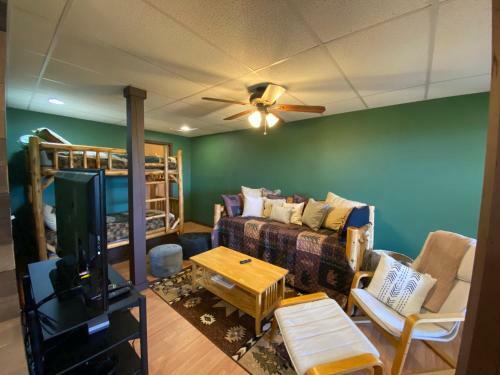 3br W/ Mountain Views And River Access. Kayaks, Hot Tub, And More!