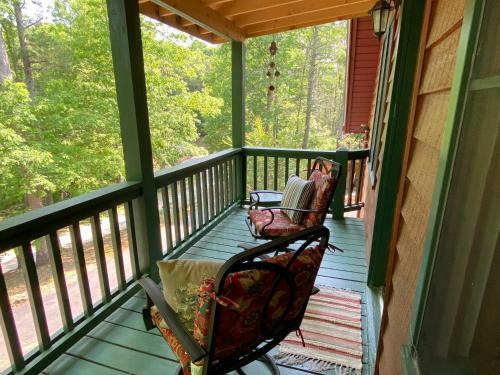 3br W/ Mountain Views And River Access. Kayaks, Hot Tub, And More!