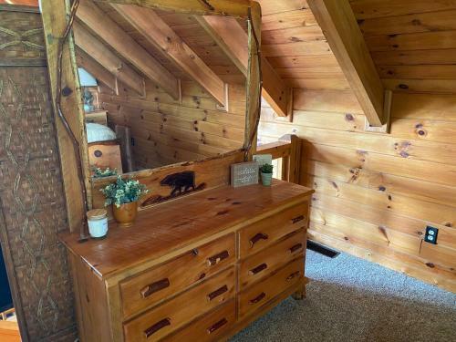 3br W/ Mountain Views And River Access. Kayaks, Hot Tub, And More!