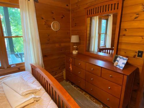 3br W/ Mountain Views And River Access. Kayaks, Hot Tub, And More!