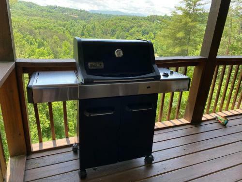 3br W/ Mountain Views And River Access. Kayaks, Hot Tub, And More!