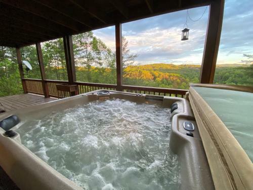3br W/ Mountain Views And River Access. Kayaks, Hot Tub, And More!