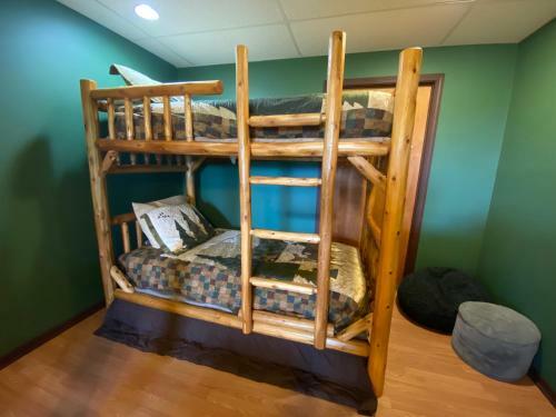 3br W/ Mountain Views And River Access. Kayaks, Hot Tub, And More!