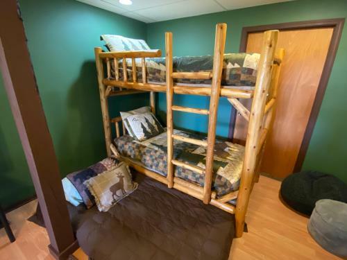 3br W/ Mountain Views And River Access. Kayaks, Hot Tub, And More!