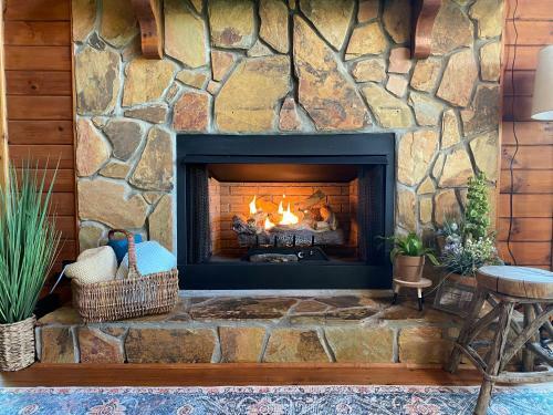 3br W/ Mountain Views And River Access. Kayaks, Hot Tub, And More!