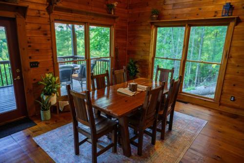 3br W/ Mountain Views And River Access. Kayaks, Hot Tub, And More!