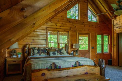 3br W/ Mountain Views And River Access. Kayaks, Hot Tub, And More!