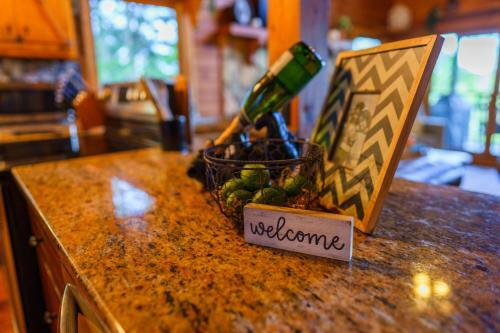3br W/ Mountain Views And River Access. Kayaks, Hot Tub, And More!