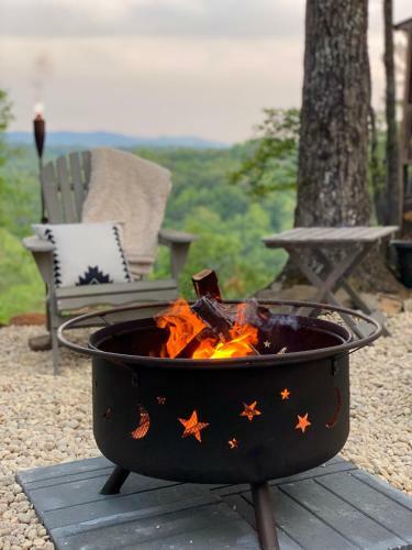 3br W/ Mountain Views And River Access. Kayaks, Hot Tub, And More!