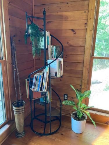 3br W/ Mountain Views And River Access. Kayaks, Hot Tub, And More!