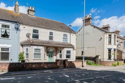 Spacious 4 Bedroom Home With Garden