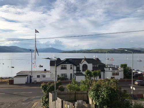 Beautiful 3 Bed Apartment With Sea Views