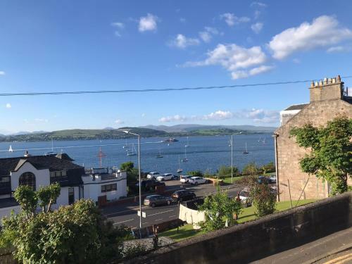 Beautiful 3 Bed Apartment With Sea Views