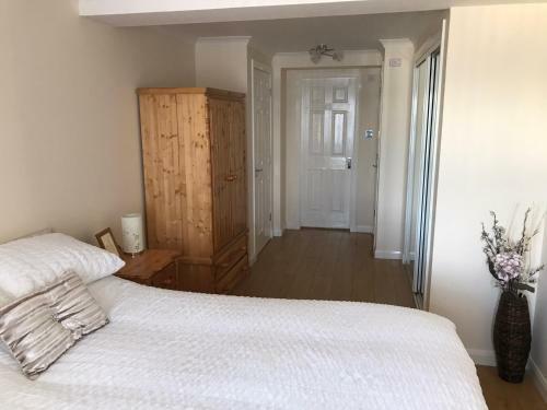 Beautiful 3 Bed Apartment With Sea Views