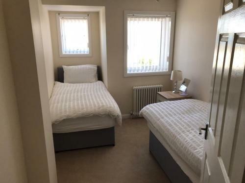 Beautiful 3 Bed Apartment With Sea Views