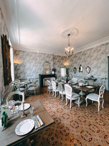 Hostal Karma Chateau De Samary