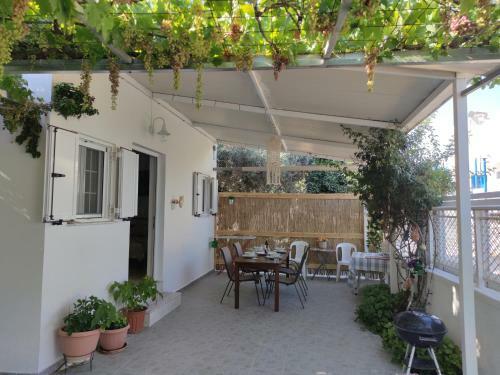 Traditional Fully Equipped House Next To The Beach
