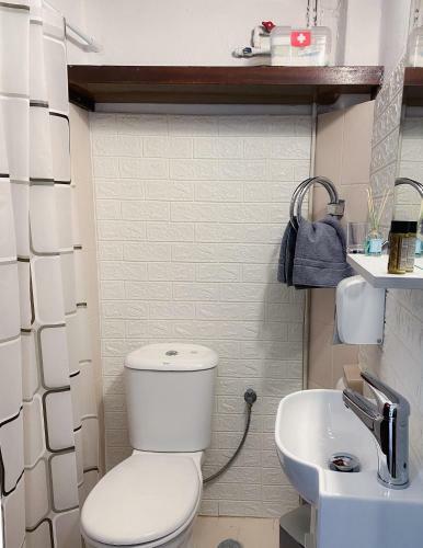 Gregory's Studio Apartment With Sea View