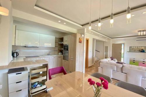 Tamara Luxury Villa Pefkohori (5 Bedrooms 12 Guests)