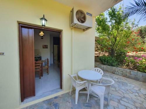 Karavostasi Cozy Apartments