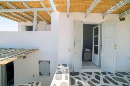 Deep Blue Villa With 4 Bedrooms