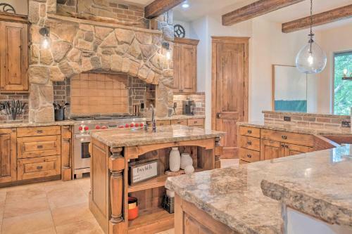 Luxury Lakeside Villa With Game Room Near Dtwn