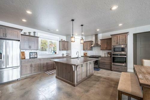 New Lakefront Modern Chalet With Panoramic Views