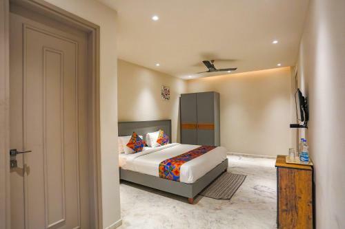 Hotel Fabexpress Aroma Corporate Suites