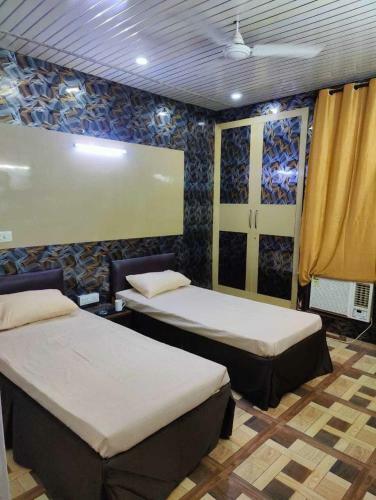 Pop 91383 Haven Villa Hotel