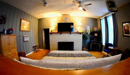 Hotel Salmon River Inn