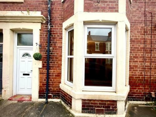 Central Serviced Apartment With Free Parking!