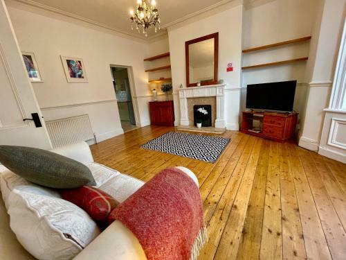 Central Serviced Apartment With Free Parking!
