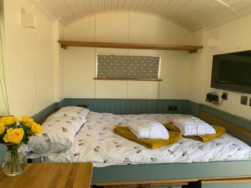 Romantic Shepherds Hut With Stunning Sunsets