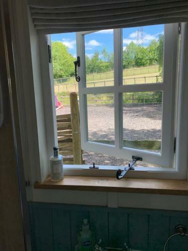Romantic Shepherds Hut With Stunning Sunsets