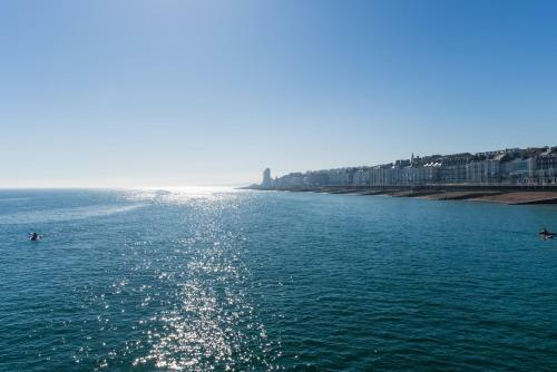 4 Bedrooms Spacious Beachside Apartment