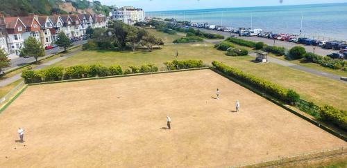4 Bedrooms Spacious Beachside Apartment