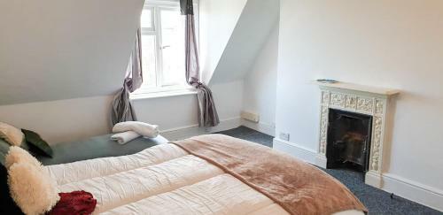 4 Bedrooms Spacious Beachside Apartment