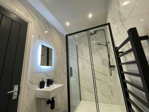 Apartamento New Luxurious Modern 5 Bedroom House (9 Guests+)
