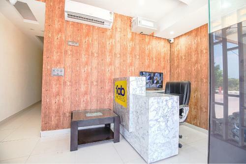 Hotel Fabescape Panchkula Motel