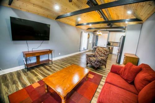 Cozy 3br Downtown Red Door House